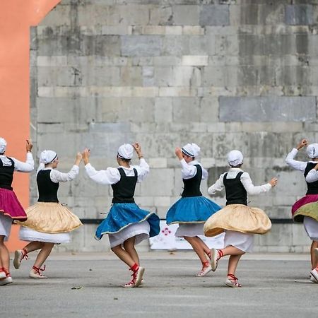 Вилла Bergerie Geldi Leku Saint-Jean-le-Vieux  Экстерьер фото
